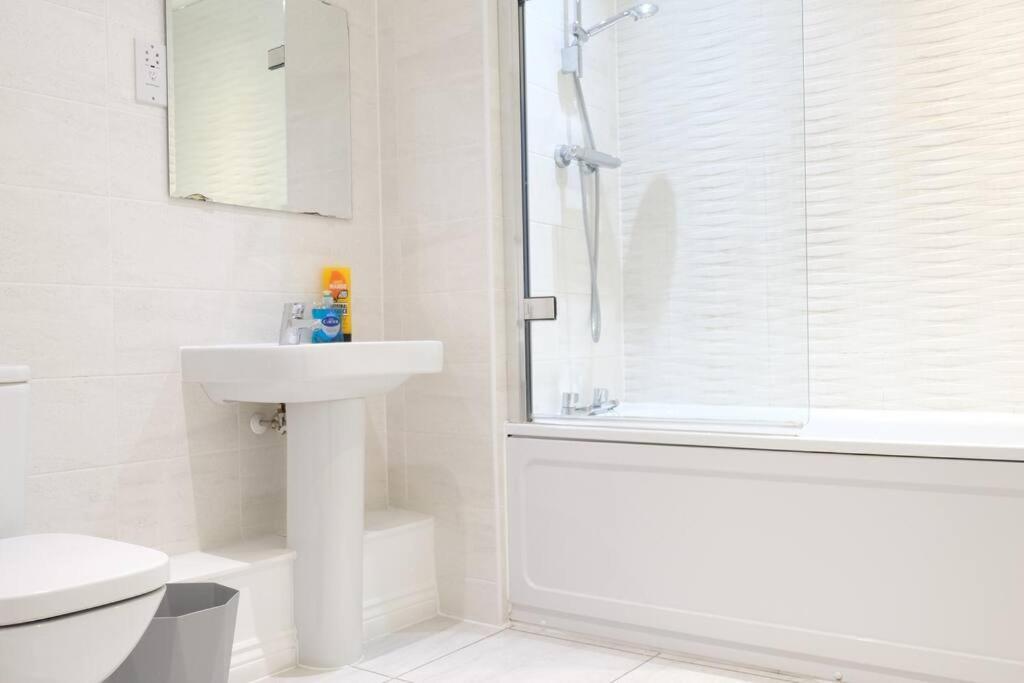 Prime Location - 4 Bedroom 3.5 Bathroom House - Sleeps Up To 8 - Free Parking, Fast Wifi, Balcony, Smart Tv And Private Garden By Yoko Property Holiday home