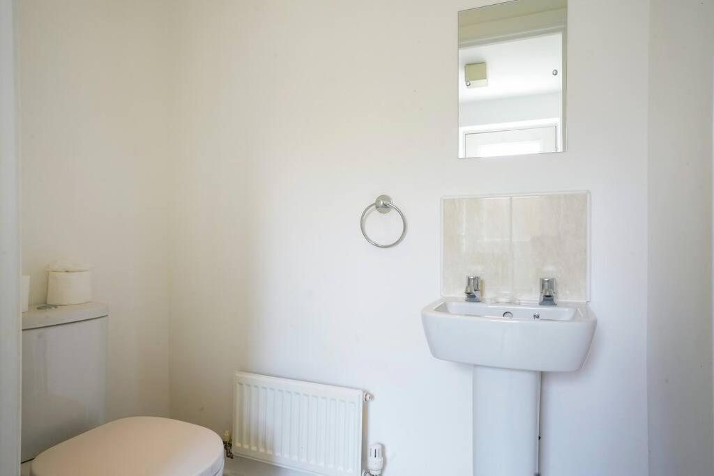 Prime Location - 4 Bedroom 3.5 Bathroom House - Sleeps Up To 8 - Free Parking, Fast Wifi, Balcony, Smart Tv And Private Garden By Yoko Property Holiday home *