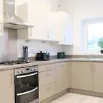 Prime Location - 4 Bedroom 3.5 Bathroom House - Sleeps Up To 8 - Free Parking, Fast Wifi, Balcony, Smart Tv And Private Garden By Yoko Property