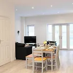 Prime Location - 4 Bedroom 3.5 Bathroom House - Sleeps Up To 8 - Free Parking, Fast Wifi, Balcony, Smart Tv And Private Garden By Yoko Property