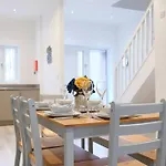 Prime Location - 4 Bedroom 3.5 Bathroom House - Sleeps Up To 8 - Free Parking, Fast Wifi, Balcony, Smart Tv And Private Garden By Yoko Property