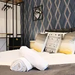 Prime Location - 4 Bedroom 3.5 Bathroom House - Sleeps Up To 8 - Free Parking, Fast Wifi, Balcony, Smart Tv And Private Garden By Yoko Property