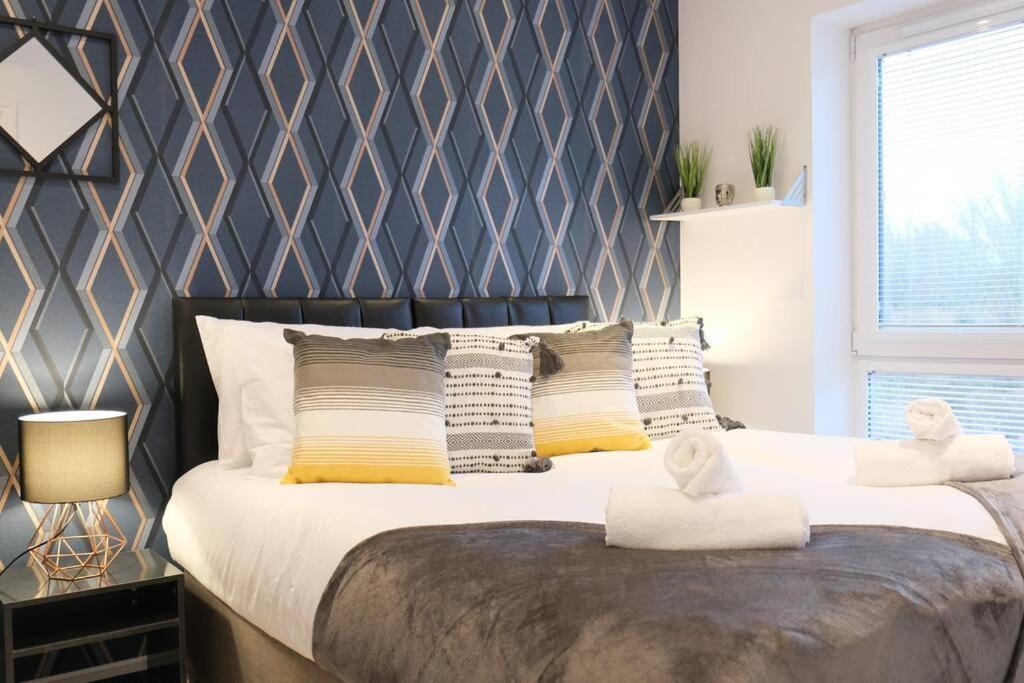 Holiday home Prime Location - 4 Bedroom 3.5 Bathroom House - Sleeps Up To 8 - Free Parking, Fast Wifi, Balcony, Smart Tv And Private Garden By Yoko Property