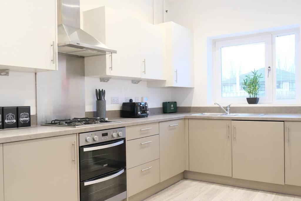 Prime Location - 4 Bedroom 3.5 Bathroom House - Sleeps Up To 8 - Free Parking, Fast Wifi, Balcony, Smart Tv And Private Garden By Yoko Property Holiday home Milton Keynes