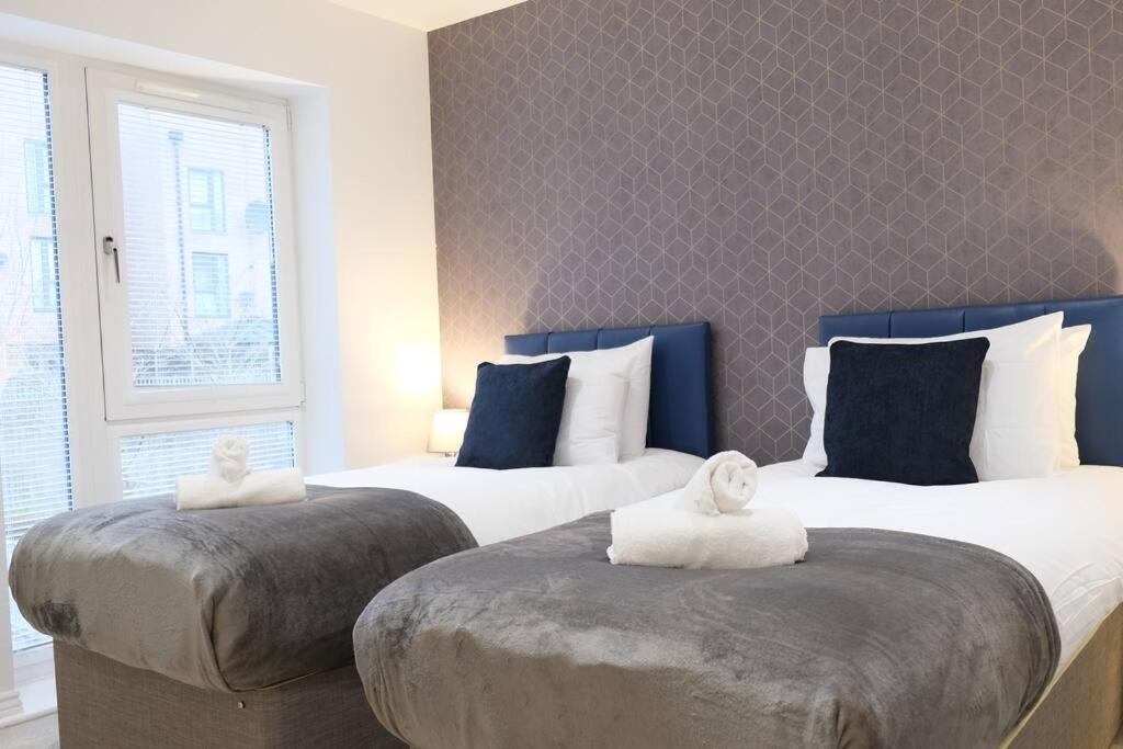 Prime Location - 4 Bedroom 3.5 Bathroom House - Sleeps Up To 8 - Free Parking, Fast Wifi, Balcony, Smart Tv And Private Garden By Yoko Property Holiday home