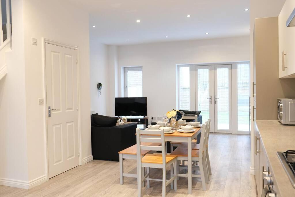 Prime Location - 4 Bedroom 3.5 Bathroom House - Sleeps Up To 8 - Free Parking, Fast Wifi, Balcony, Smart Tv And Private Garden By Yoko Property *