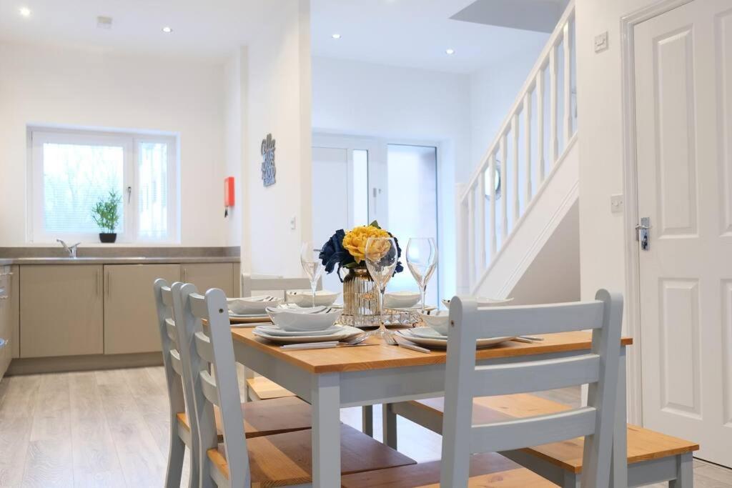 Prime Location - 4 Bedroom 3.5 Bathroom House - Sleeps Up To 8 - Free Parking, Fast Wifi, Balcony, Smart Tv And Private Garden By Yoko Property Holiday home Milton Keynes