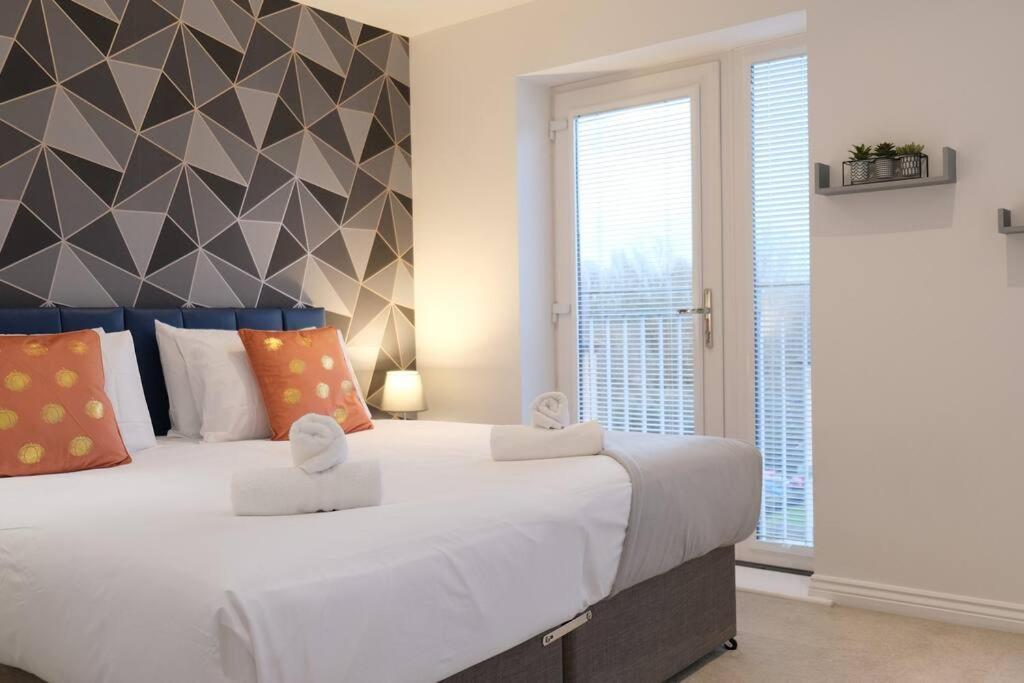 Prime Location - 4 Bedroom 3.5 Bathroom House - Sleeps Up To 8 - Free Parking, Fast Wifi, Balcony, Smart Tv And Private Garden By Yoko Property *