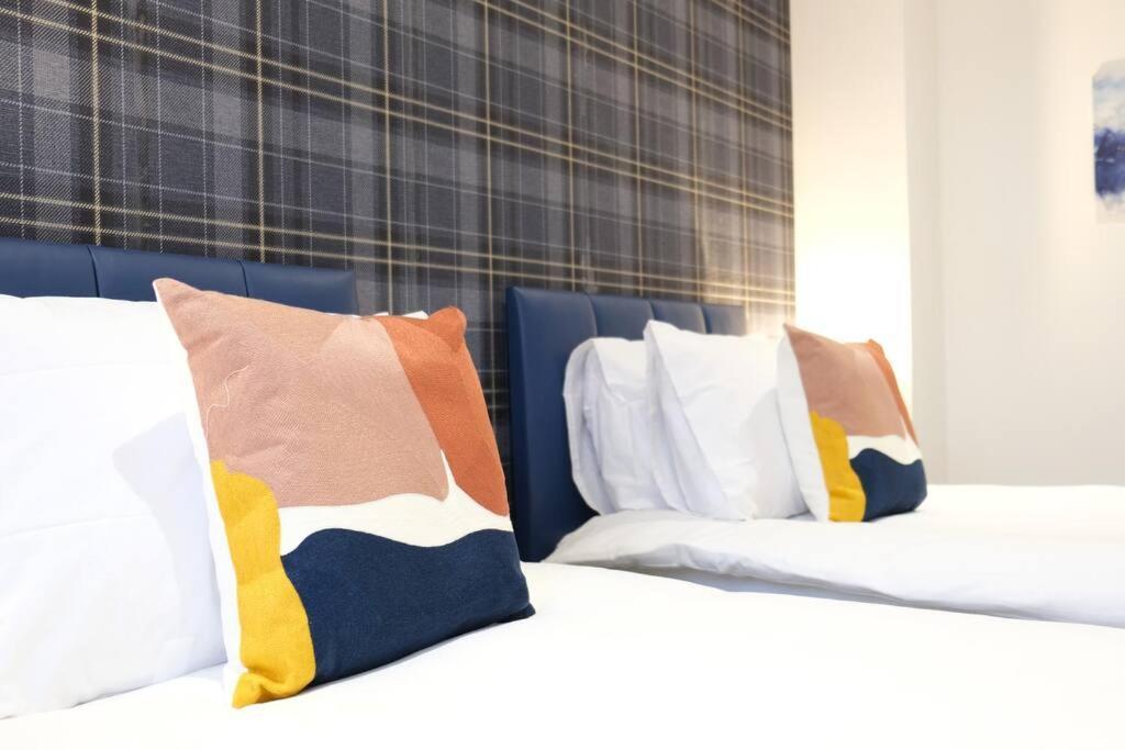 Holiday home Prime Location - 4 Bedroom 3.5 Bathroom House - Sleeps Up To 8 - Free Parking, Fast Wifi, Balcony, Smart Tv And Private Garden By Yoko Property *