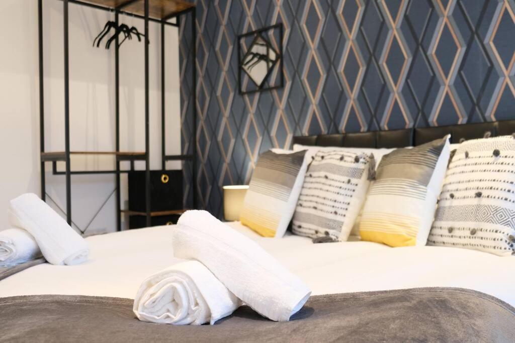 Prime Location - 4 Bedroom 3.5 Bathroom House - Sleeps Up To 8 - Free Parking, Fast Wifi, Balcony, Smart Tv And Private Garden By Yoko Property