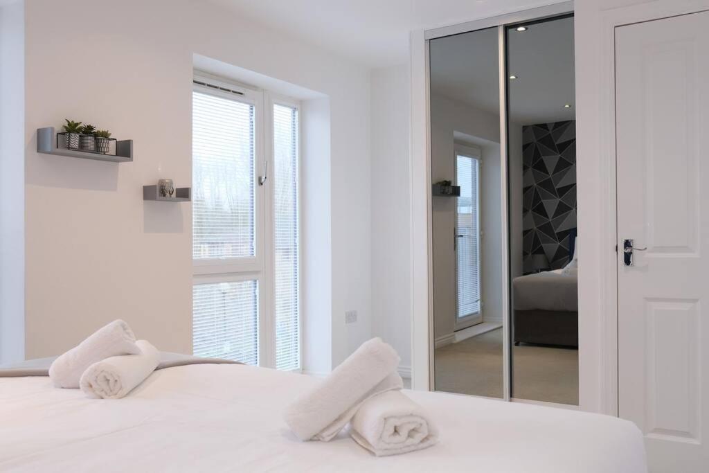 Holiday home Prime Location - 4 Bedroom 3.5 Bathroom House - Sleeps Up To 8 - Free Parking, Fast Wifi, Balcony, Smart Tv And Private Garden By Yoko Property Milton Keynes