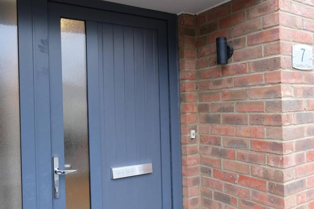Prime Location - 4 Bedroom 3.5 Bathroom House - Sleeps Up To 8 - Free Parking, Fast Wifi, Balcony, Smart Tv And Private Garden By Yoko Property Holiday home *