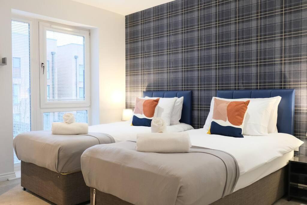 Prime Location - 4 Bedroom 3.5 Bathroom House - Sleeps Up To 8 - Free Parking, Fast Wifi, Balcony, Smart Tv And Private Garden By Yoko Property Milton Keynes