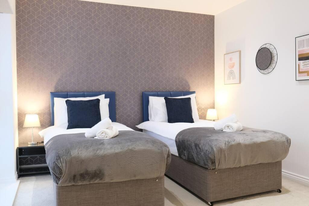 Holiday home Prime Location - 4 Bedroom 3.5 Bathroom House - Sleeps Up To 8 - Free Parking, Fast Wifi, Balcony, Smart Tv And Private Garden By Yoko Property Milton Keynes