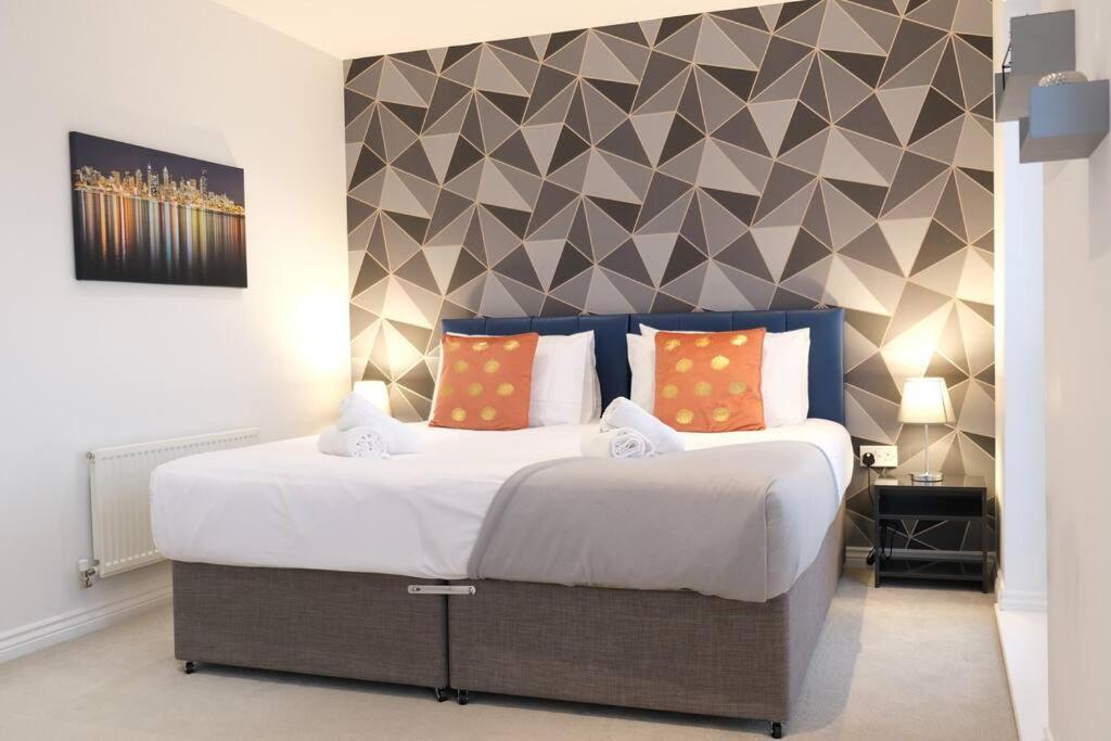 Holiday home Prime Location - 4 Bedroom 3.5 Bathroom House - Sleeps Up To 8 - Free Parking, Fast Wifi, Balcony, Smart Tv And Private Garden By Yoko Property