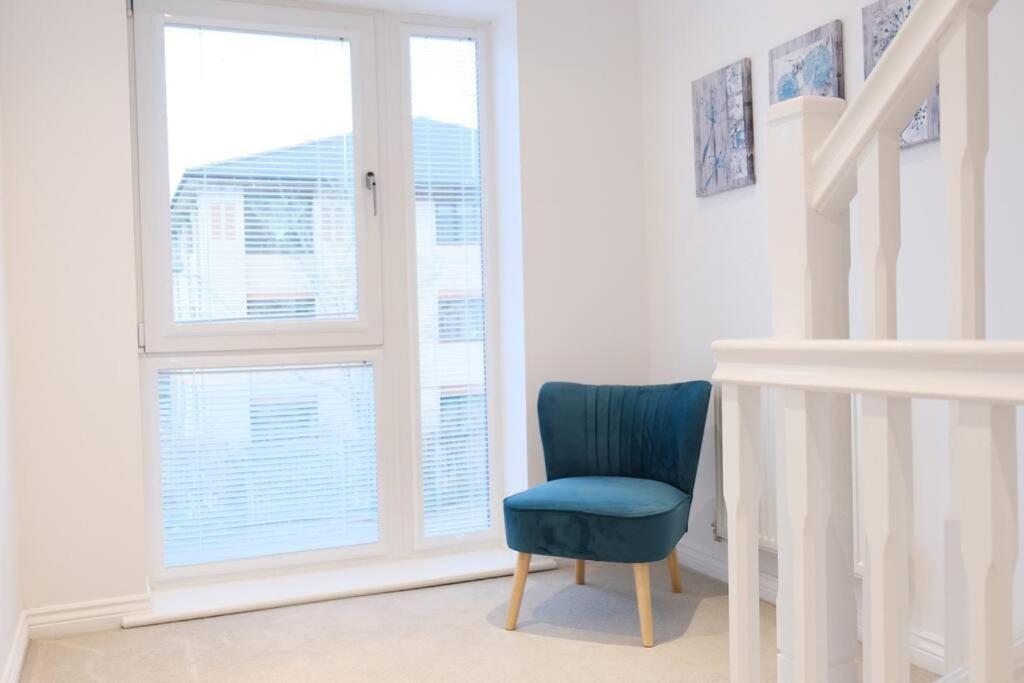 Prime Location - 4 Bedroom 3.5 Bathroom House - Sleeps Up To 8 - Free Parking, Fast Wifi, Balcony, Smart Tv And Private Garden By Yoko Property Holiday home