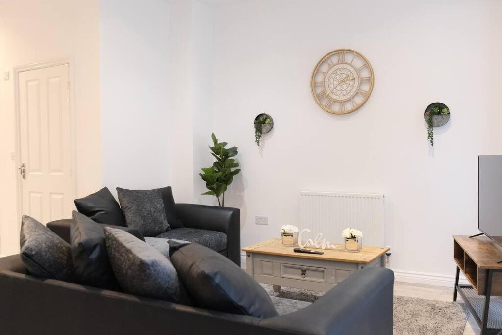 Prime Location - 4 Bedroom 3.5 Bathroom House - Sleeps Up To 8 - Free Parking, Fast Wifi, Balcony, Smart Tv And Private Garden By Yoko Property