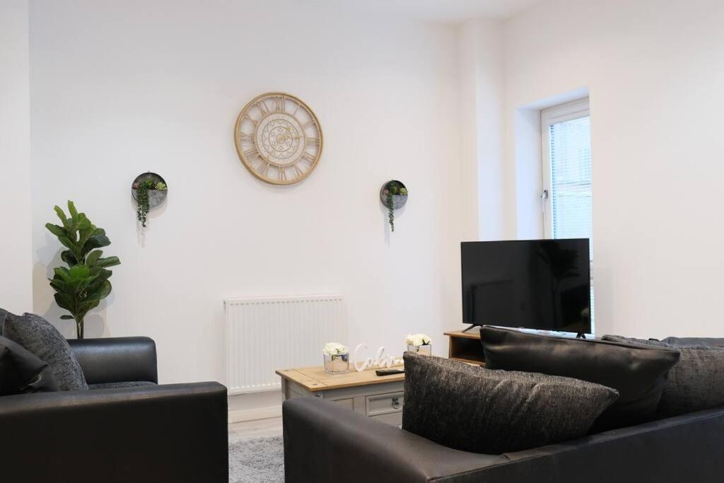 Prime Location - 4 Bedroom 3.5 Bathroom House - Sleeps Up To 8 - Free Parking, Fast Wifi, Balcony, Smart Tv And Private Garden By Yoko Property * Milton Keynes