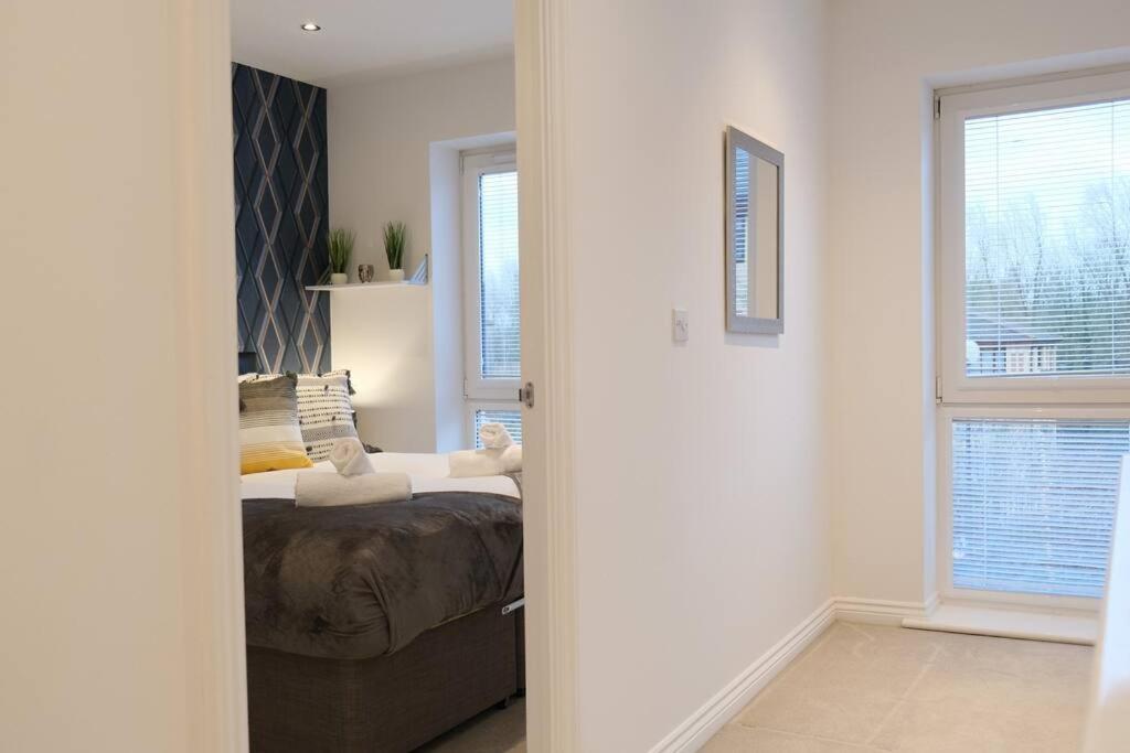 Prime Location - 4 Bedroom 3.5 Bathroom House - Sleeps Up To 8 - Free Parking, Fast Wifi, Balcony, Smart Tv And Private Garden By Yoko Property *