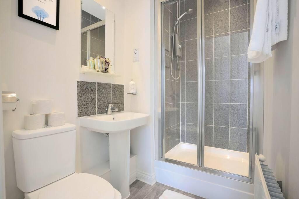 Prime Location - 4 Bedroom 3.5 Bathroom House - Sleeps Up To 8 - Free Parking, Fast Wifi, Balcony, Smart Tv And Private Garden By Yoko Property Holiday home *