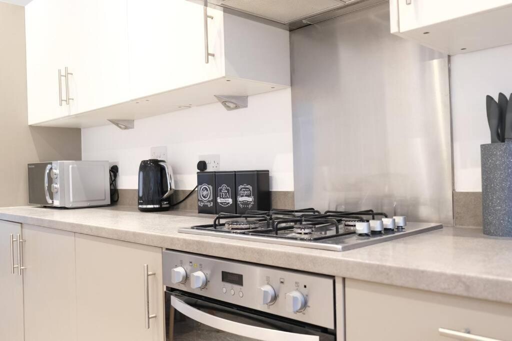 Prime Location - 4 Bedroom 3.5 Bathroom House - Sleeps Up To 8 - Free Parking, Fast Wifi, Balcony, Smart Tv And Private Garden By Yoko Property *