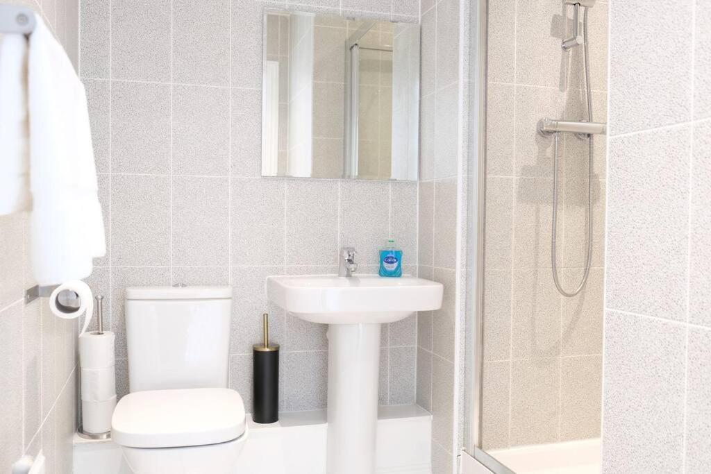 Holiday home Prime Location - 4 Bedroom 3.5 Bathroom House - Sleeps Up To 8 - Free Parking, Fast Wifi, Balcony, Smart Tv And Private Garden By Yoko Property Milton Keynes