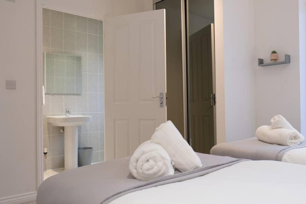 Holiday home Prime Location - 4 Bedroom 3.5 Bathroom House - Sleeps Up To 8 - Free Parking, Fast Wifi, Balcony, Smart Tv And Private Garden By Yoko Property *